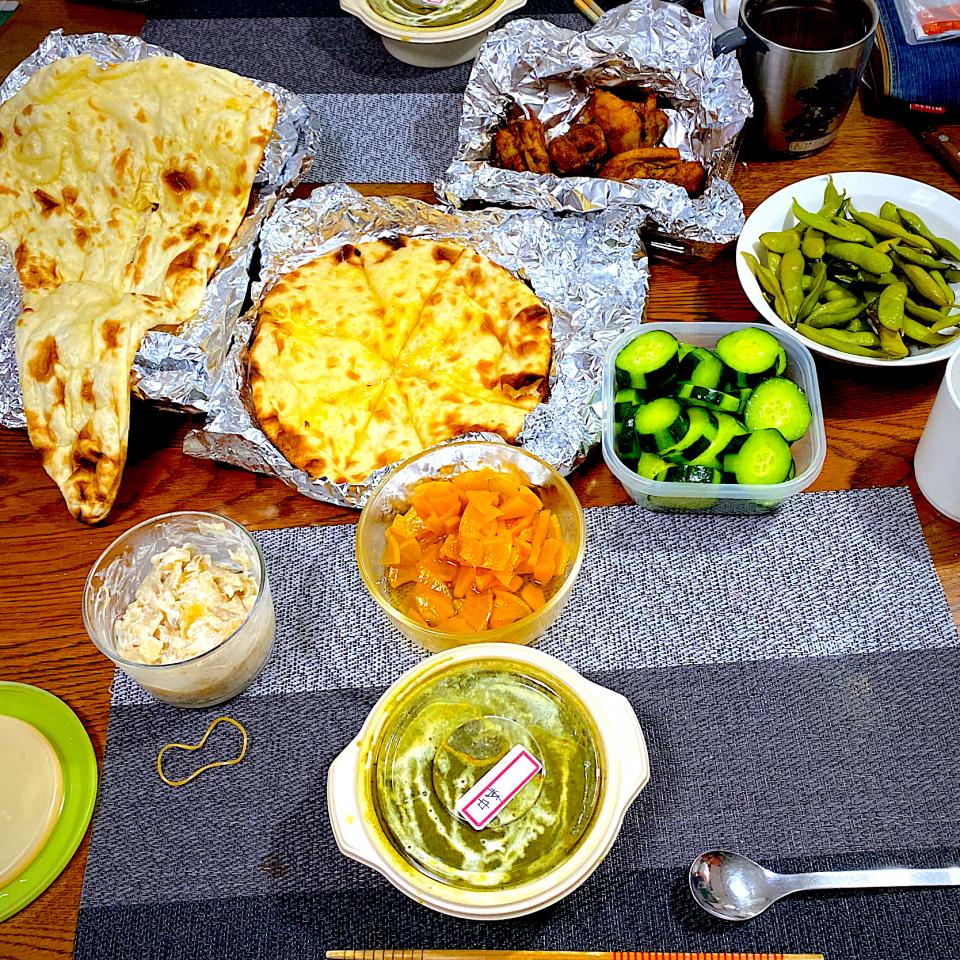 ネパール料理やさんに、買いに行ってもらった、ほうれん草カレーと、ナン、チーズナン、チキンテッカ
